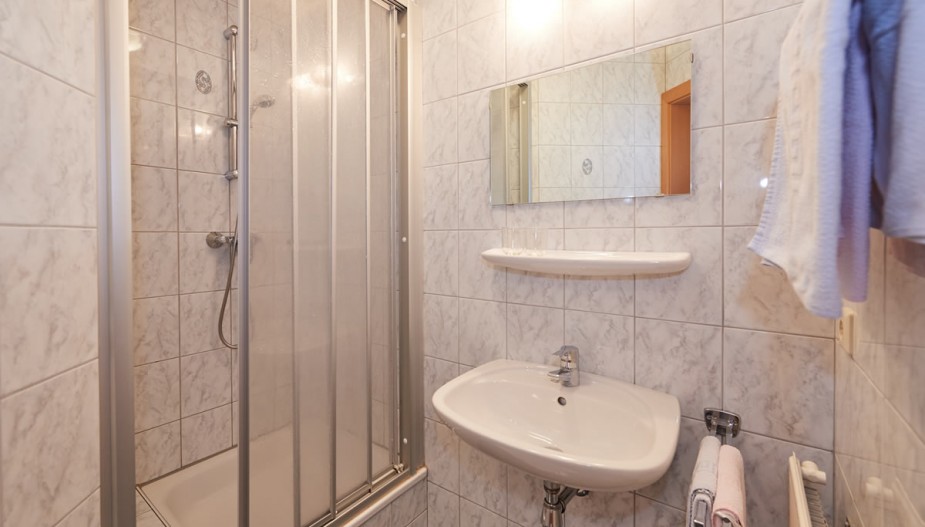 Geräumiges Badezimmer mit Dusche im Haus Thurner