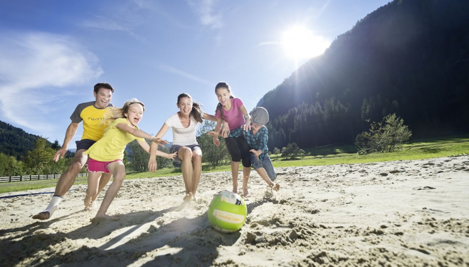 Volleyball spielen mit der ganzen Familie © Flachau Tourismus